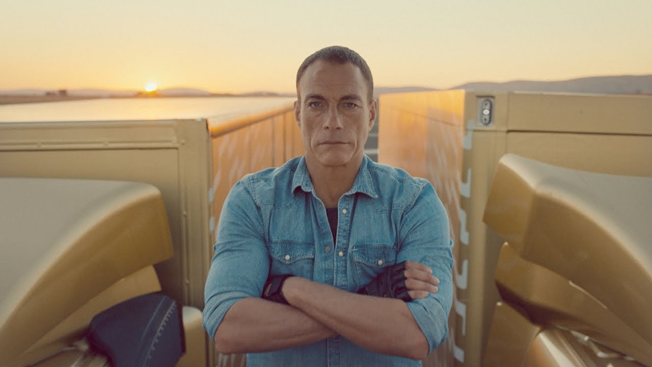 Ο Ζαν Κλοντ Βαν Νταμ επιστρέφει στις οθόνες για να διαφημίσει, όπως μόνο αυτός ξέρει, το νέο φορτηγό της Volvo (VIDEO)