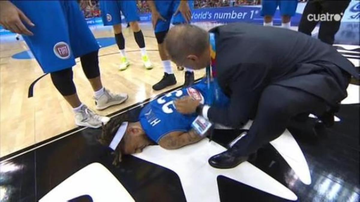 Eurobasket 2015: Σοκαριστική πτώση για τον Χάκετ του Ολυμπιακού (VIDEO)