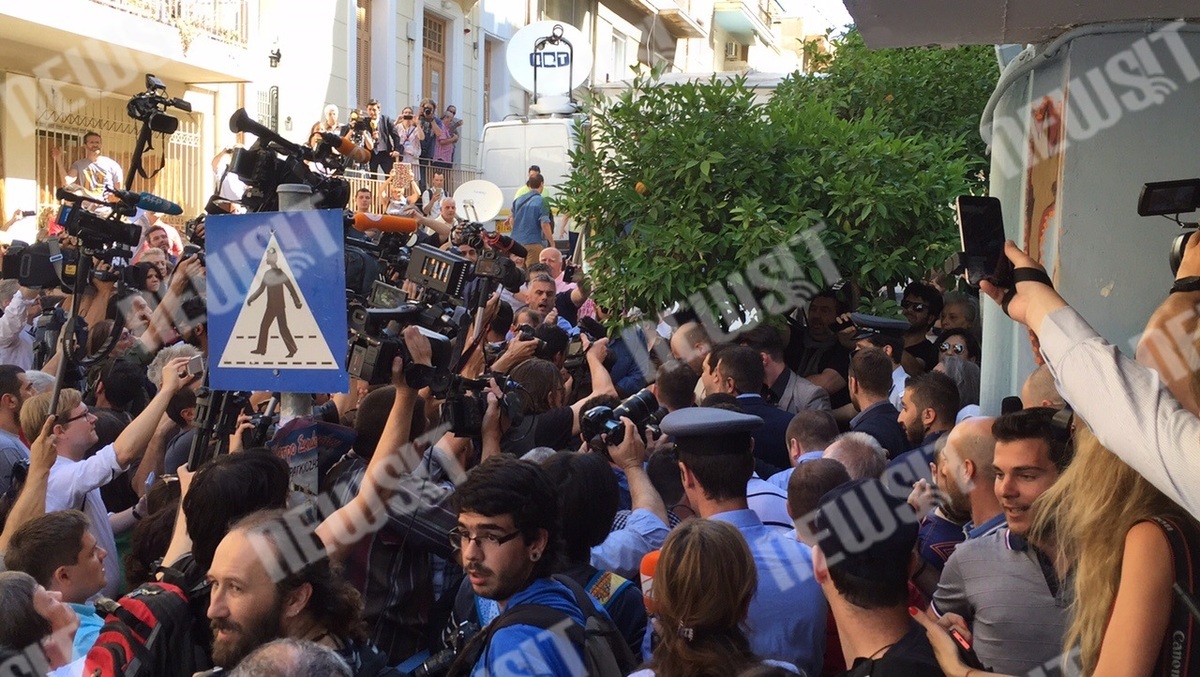Δημοψήφισμα: Χρυσάφι για ένα πλάνο του Τσίπρα – Δημοσιογράφοι ποδοπατήθηκαν και κρεμάστηκαν από κάγκελα για ένα καρέ – ΦΩΤΟ
