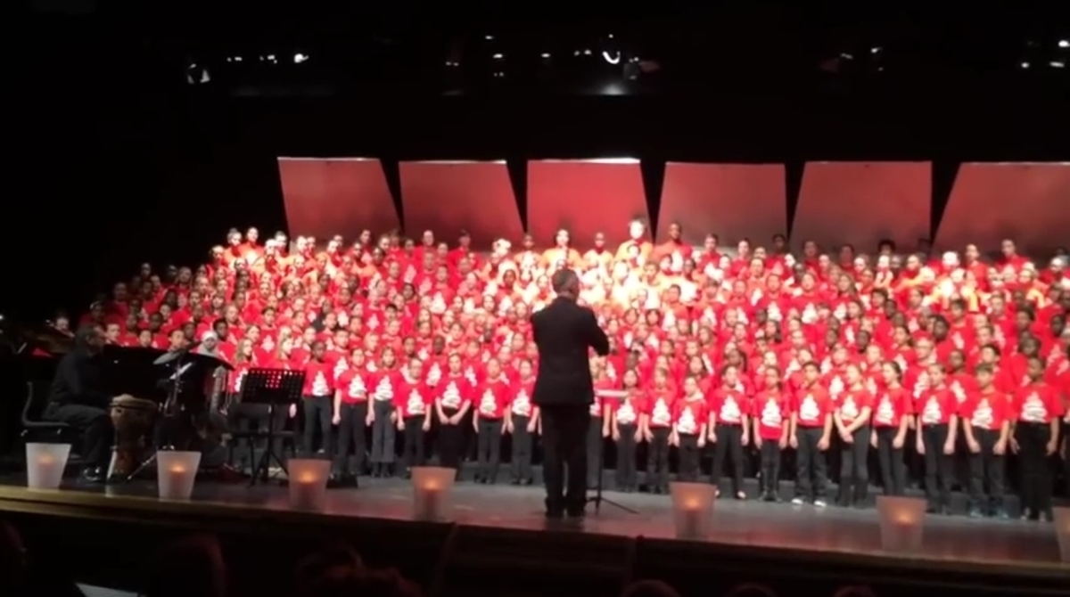 Καθηλωτικό! Σχολική χορωδία στον Καναδά τραγουδά παραδοσιακό αραβικό τραγούδι