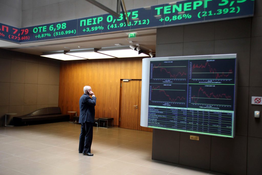 Bloomberg: Οι ελληνικές μετοχές προσελκύουν τους ξένους επενδυτές