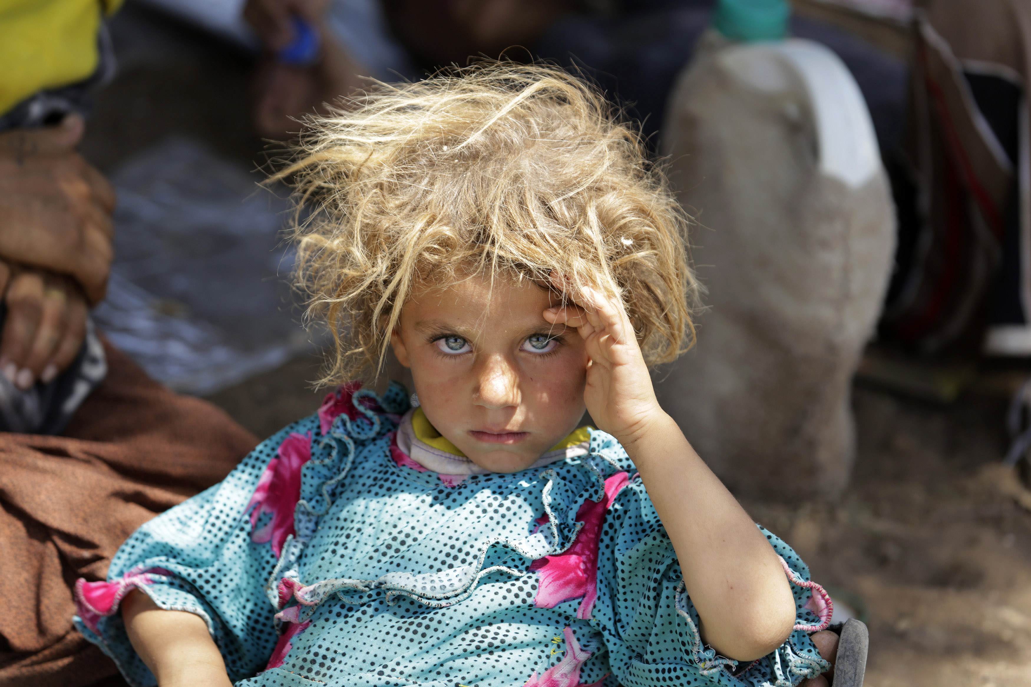 Το κοριτσάκι με το συγκλονιστικό βλέμμα είναι από την μειονότητα των Γιαζίντι. Ξεριζώθηκε από το σπίτι της για να μην την σκοτώσουν κι εκείνη και την οκογένειά της ΦΩΤΟ REUTERS