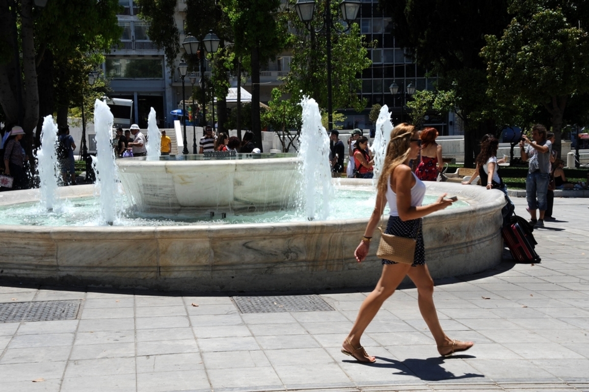 Καιρός: Υποχωρεί ο καύσωνας – Βροχές και καταιγίδες το Σαββατοκύριακο