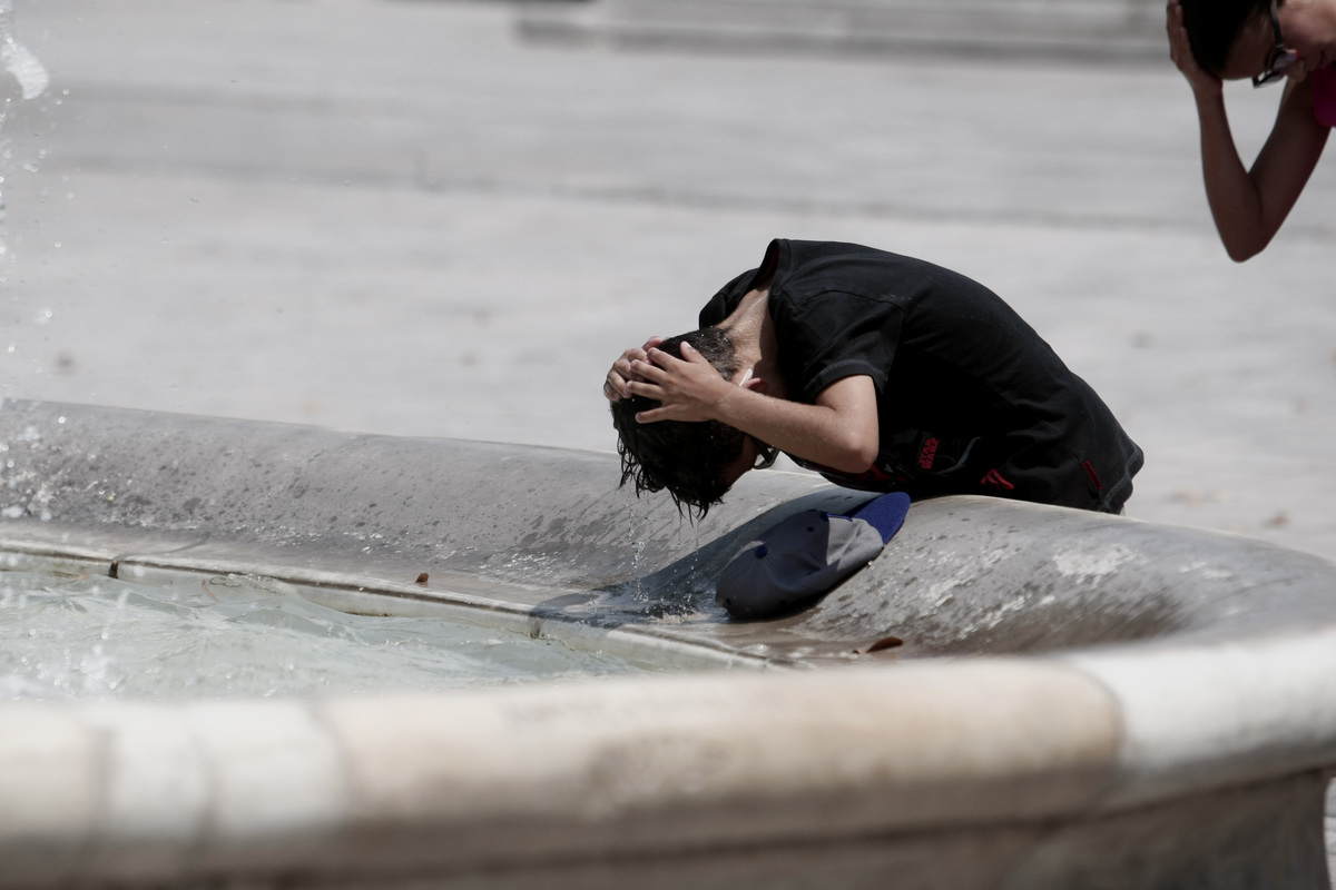 Καιρός: Οι επιπτώσεις ενός καύσωνα στον οργανισμό μας