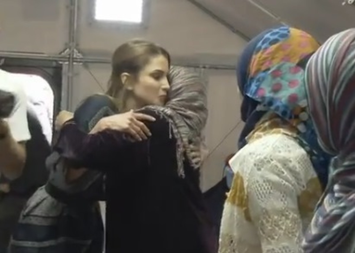 Μυτιλήνη: Οι αγκαλιές της χαμογελαστής βασίλισσας – Η Ράνια της Ιορδανίας κέρδισε τους πάντες (Βίντεο)!
