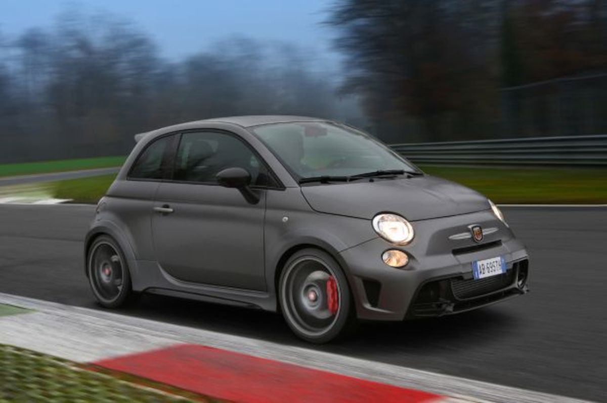 Οδηγούμε το νέο Abarth 695 biposto, την πιο «τρελή» και ακριβή έκδοση του 500