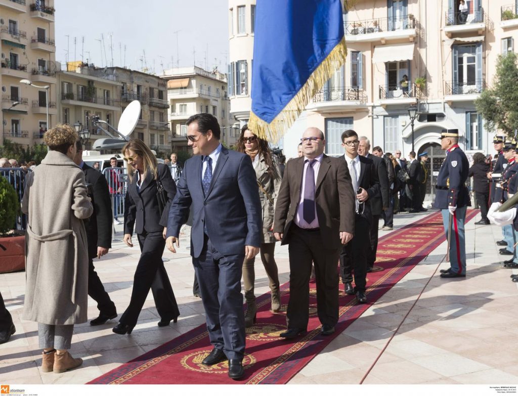 Άδωνις: Όταν ακούμε τον Εθνικό Ύμνο στεκόμαστε προσοχή όχι σαν τον Τσίπρα με τα πόδια ανοιχτά