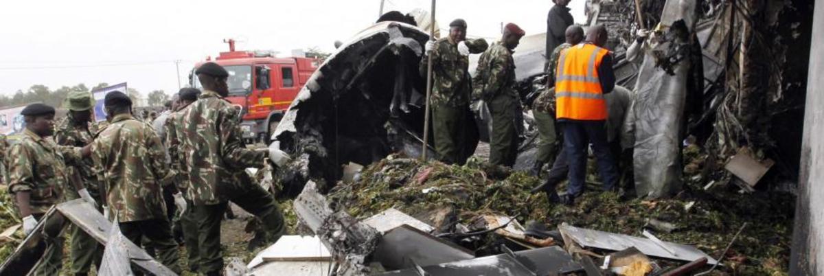 Συγκλονιστικές εικόνες από τη συντριβή αεροπλάνου στην Κένυα – Πήρε φωτιά πριν πέσει σε κτίριο (PHOTOS+VIDEO)