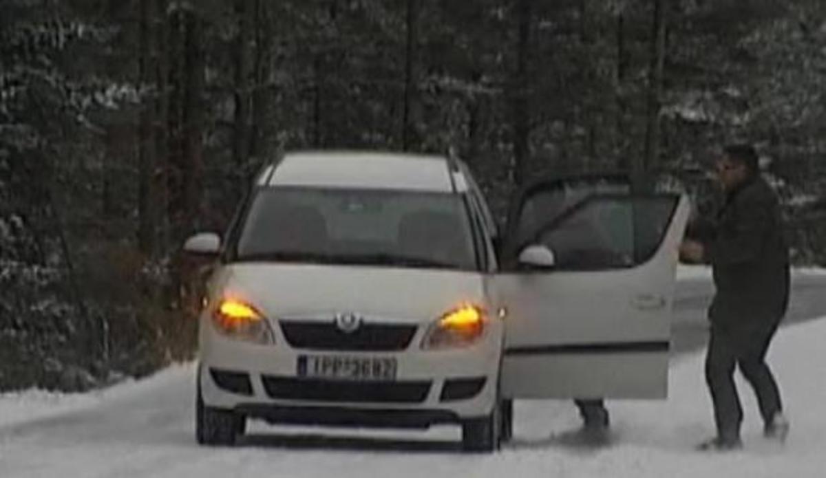 ΒΙΝΤΕΟ: Τους “έφυγε” το αυτοκίνητο στο χιόνι! Εικόνες από την Αρκαδία που κόβουν την ανάσα!
