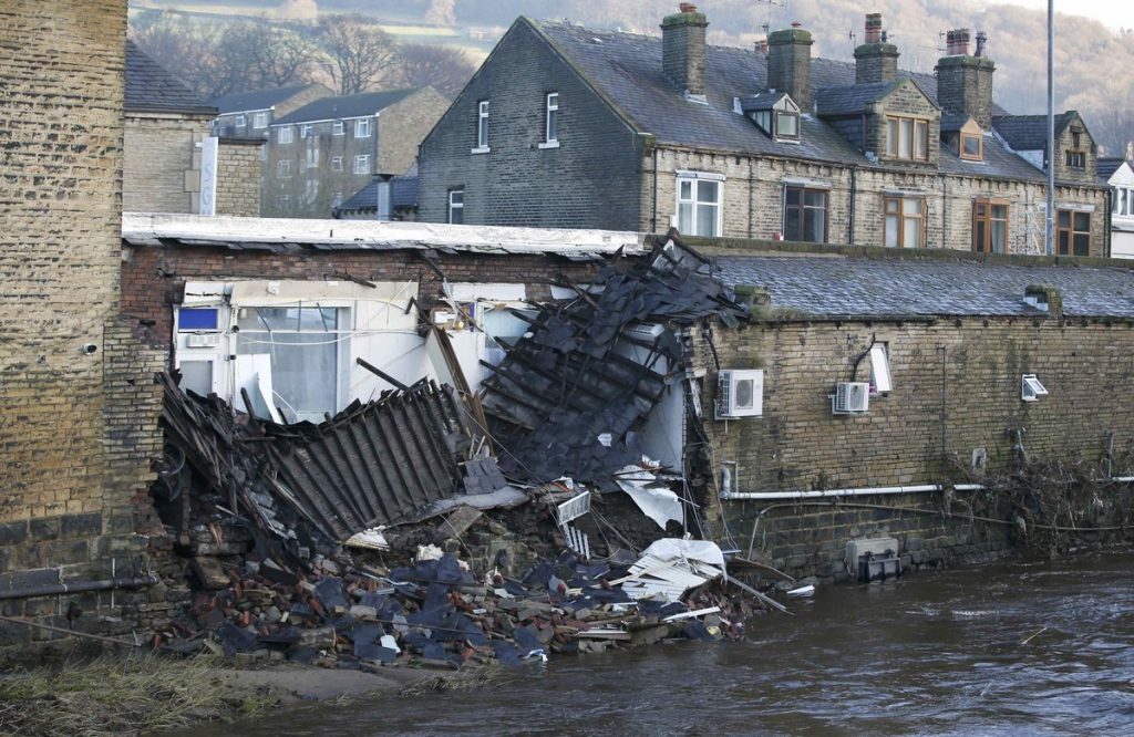 Η Βρετανία στο έλεος του καιρού – Εικόνες βιβλικής καταστροφής από τις πλημμύρες