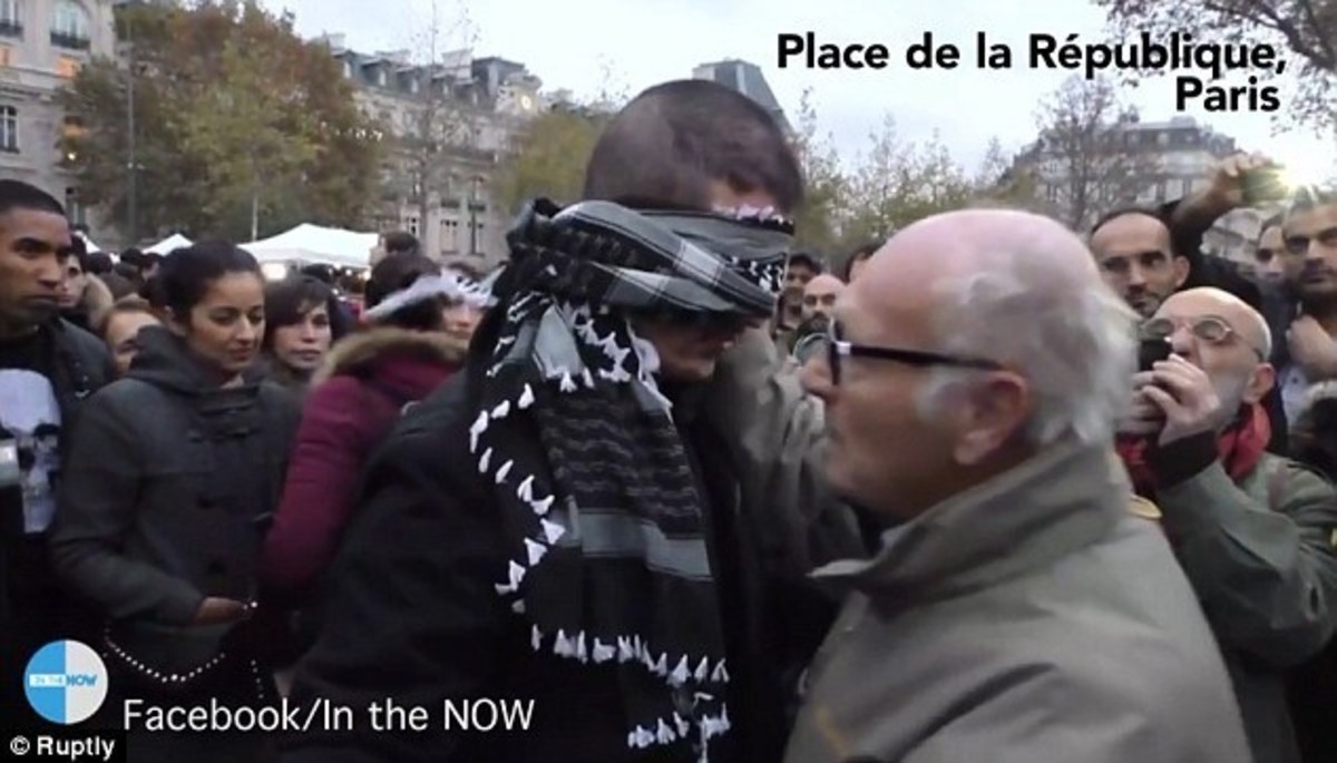 Παρίσι: Ο Μουσουλμάνος που έκανε τους πάντες στην Place de la Rebublic να δακρύσουν (VIDEO)