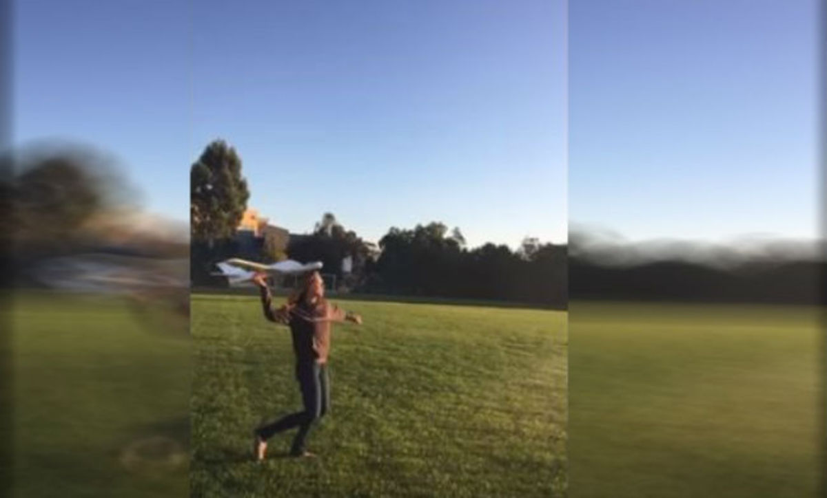 Ξεκαρδιστικό βίντεο: Πέταξε ένα αεροπλανάκι στον ουρανό και αυτό «καρφώθηκε» στο πρόσωπο της!