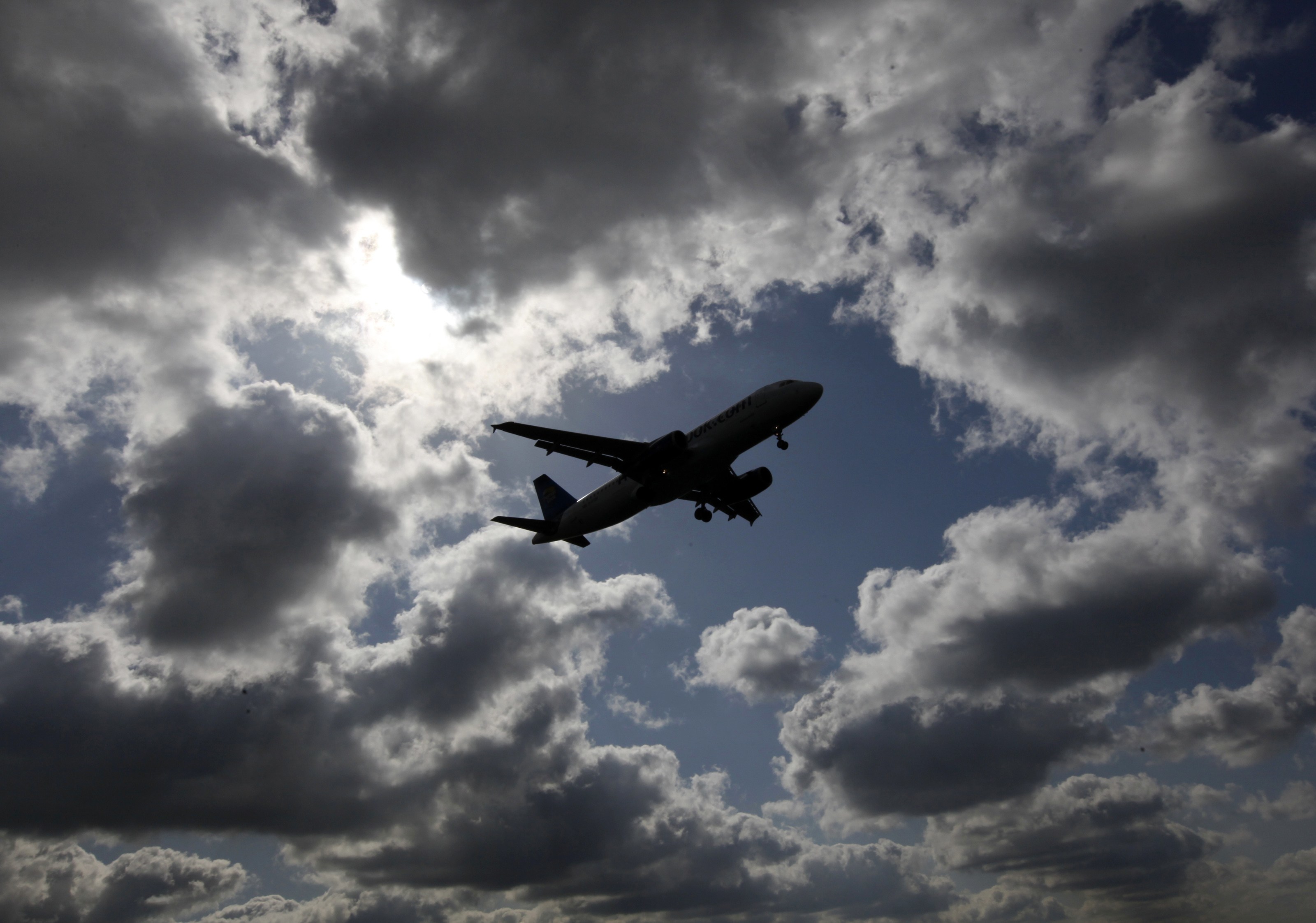 Συμβαίνουν κι αυτά στ’ αεροπλάνα εκτός από όργια: Έσωσαν βρέφος εν πτήσει! (VIDEO)