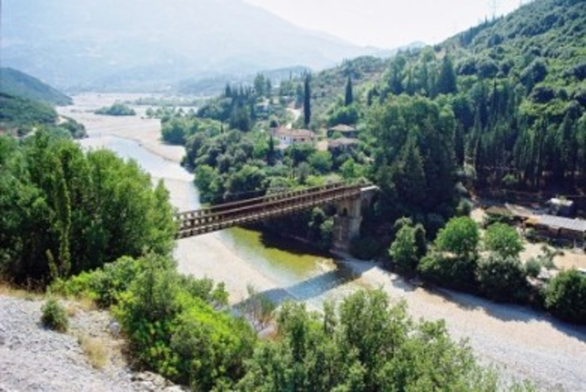 Καταστροφή της κοίτης του Εύηνου, από παράνομες αμμοληψίες