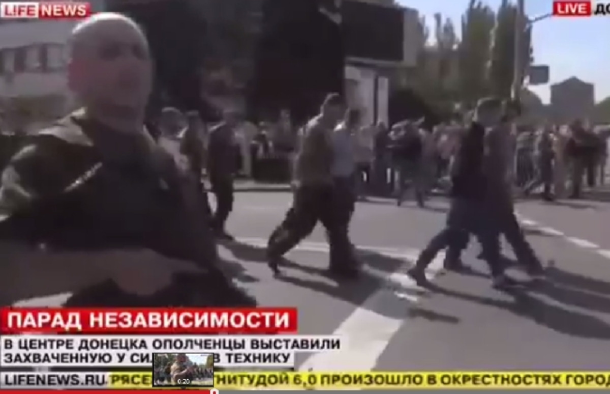 Ουκρανία: Φιλορώσοι αυτονομιστές υποχρέωσαν ουκρανούς αιχμαλώτους να παρελάσουν! (βίντεο)