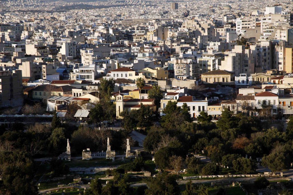 Τρεις άδειες παραμονής σε αλλοδαπούς που επένδυσαν σε ελληνικά ακίνητα