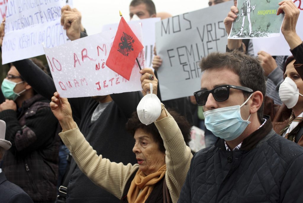Συνεχίζονται οι διαμαρτυρίες σε όλες τις αλβανικές πόλεις κατά της αποδοχής του χημικού οπλοστασίου της Συρίας