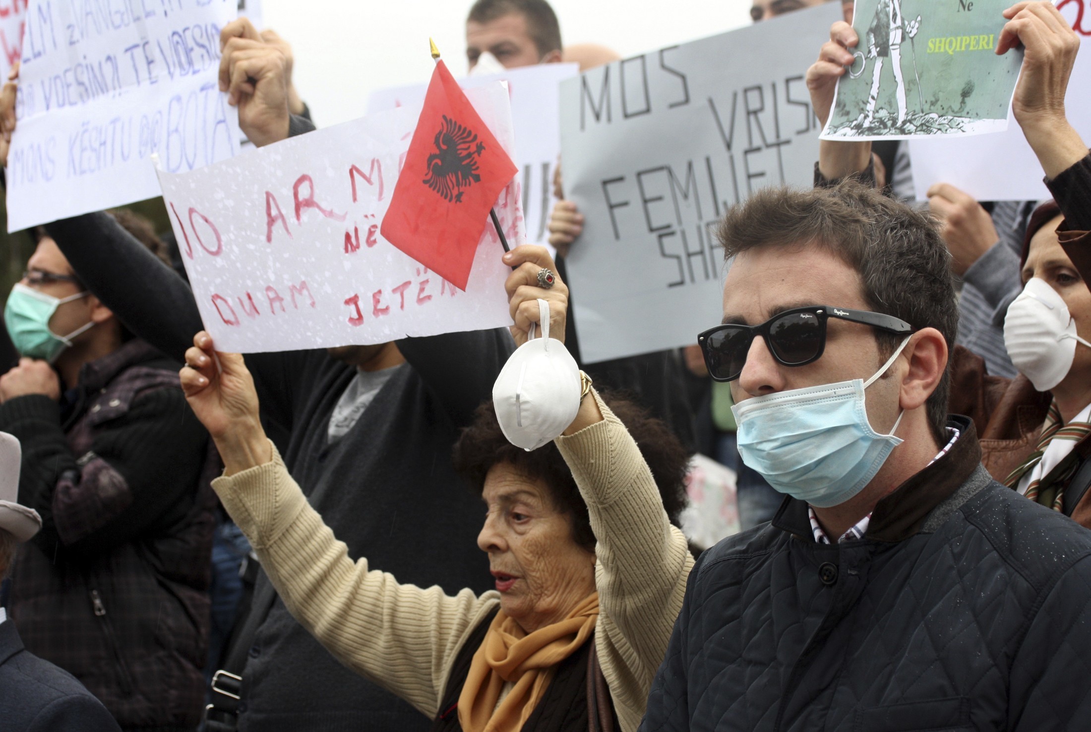 Συνεχίζονται οι διαδηλώσεις σε όλη την Αλβανία για την καταστροφή των συριακών χημκών όπλων