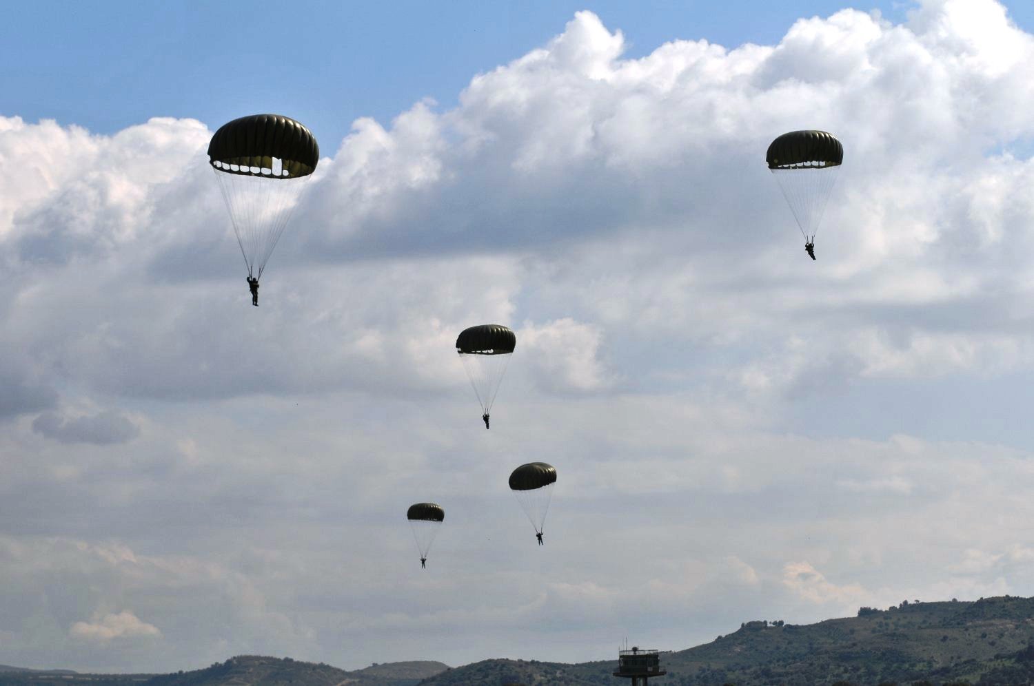 Έλληνες αλεξιπτωτιστές σε δράση στο Τυμπάκι – ΦΩΤΟΓΡΑΦΙΕΣ