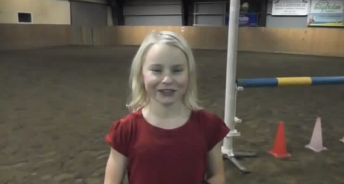 Το κορίτσι… άλογο! Δείτε το εντυπωσιακό video