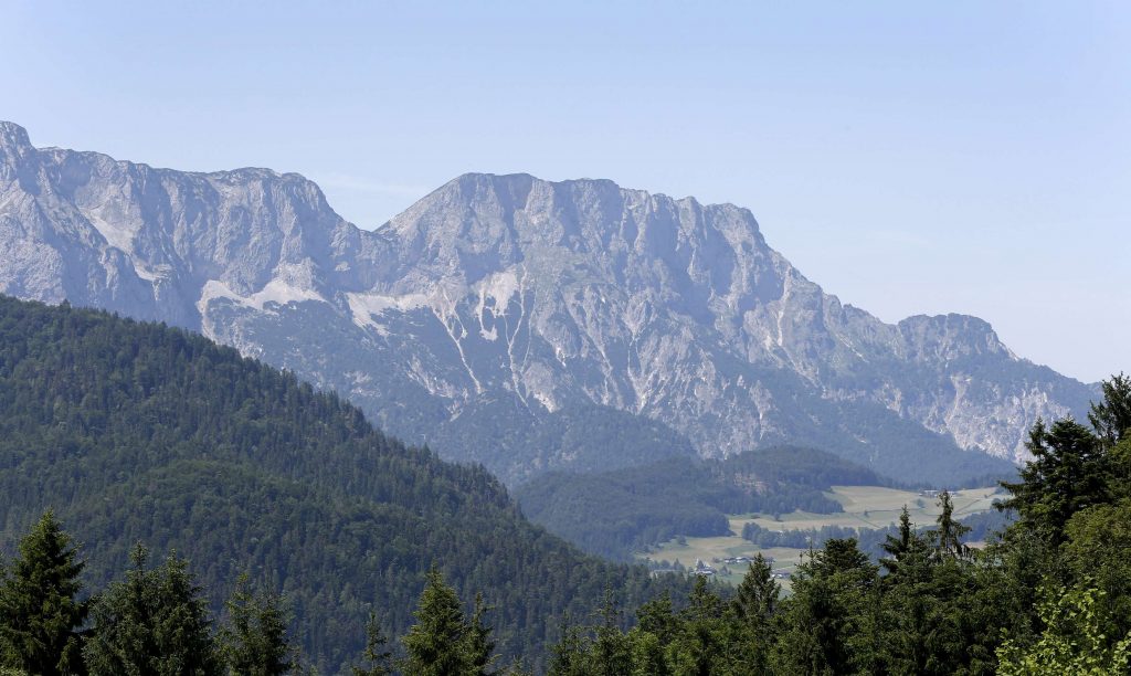 200 διασώστες προσπαθούν να απεγκλωβίσουν άνδρα που είναι σε βάθος 1.000 μέτρων στις  Άλπεις