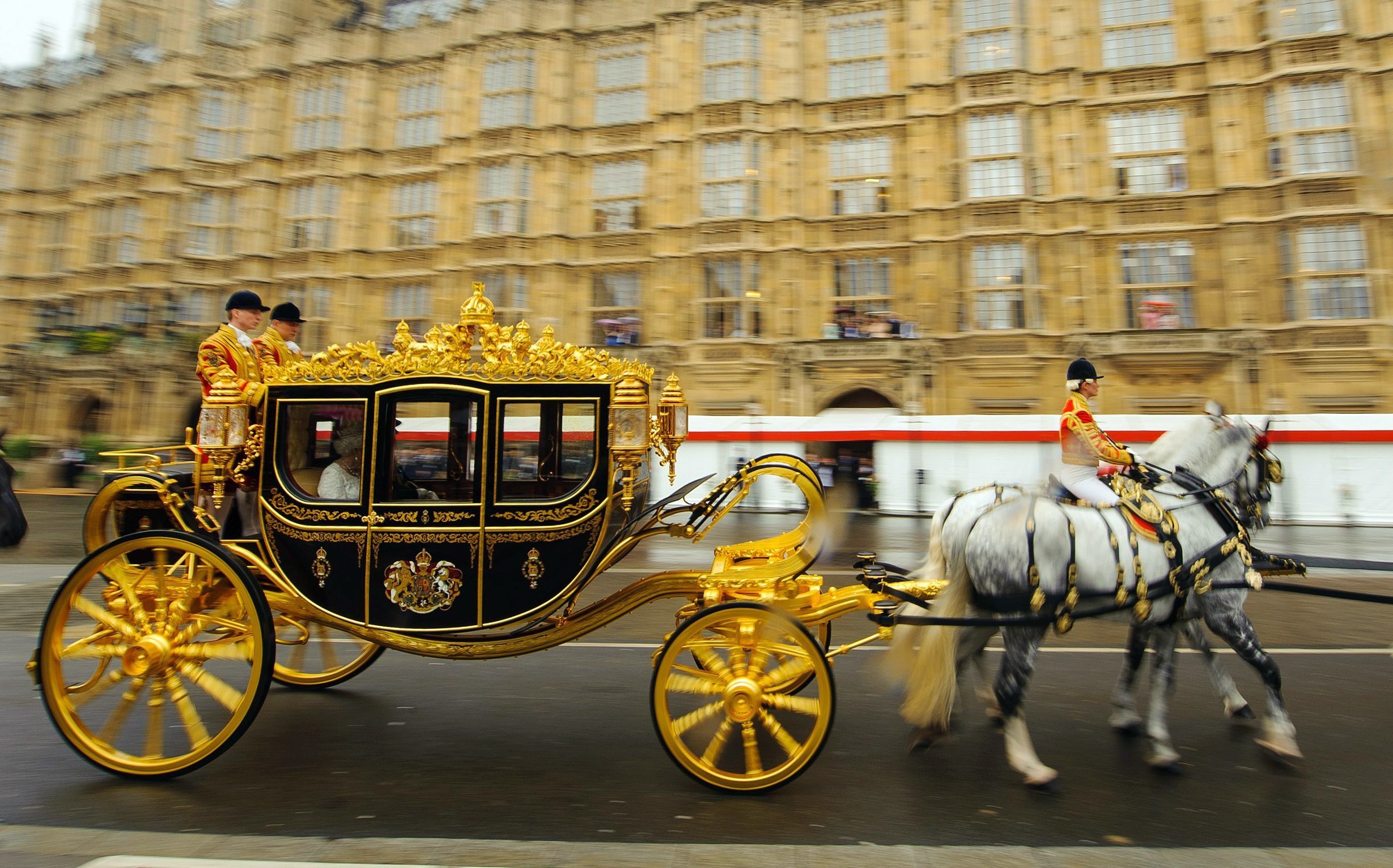 Η υπερπολυτελής άμαξα της Ελισάβετ – Έχει πάνω της 100 κομμάτια βρετανικής ιστορίας