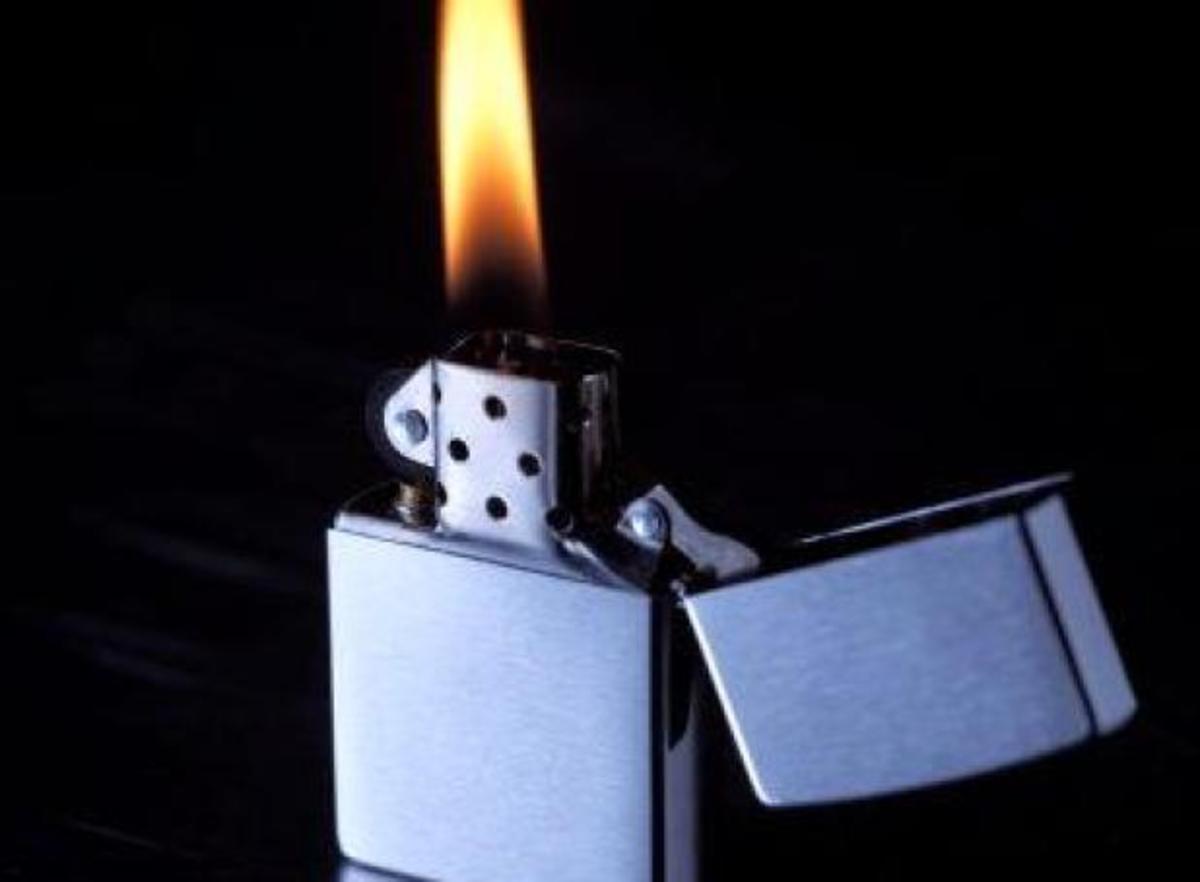 Песня спичка зажигалка. Горящая зажигалка. Зажигалка Zippo горит. Горящая зажигалка в темноте. Бензиновая зажигалка горит.