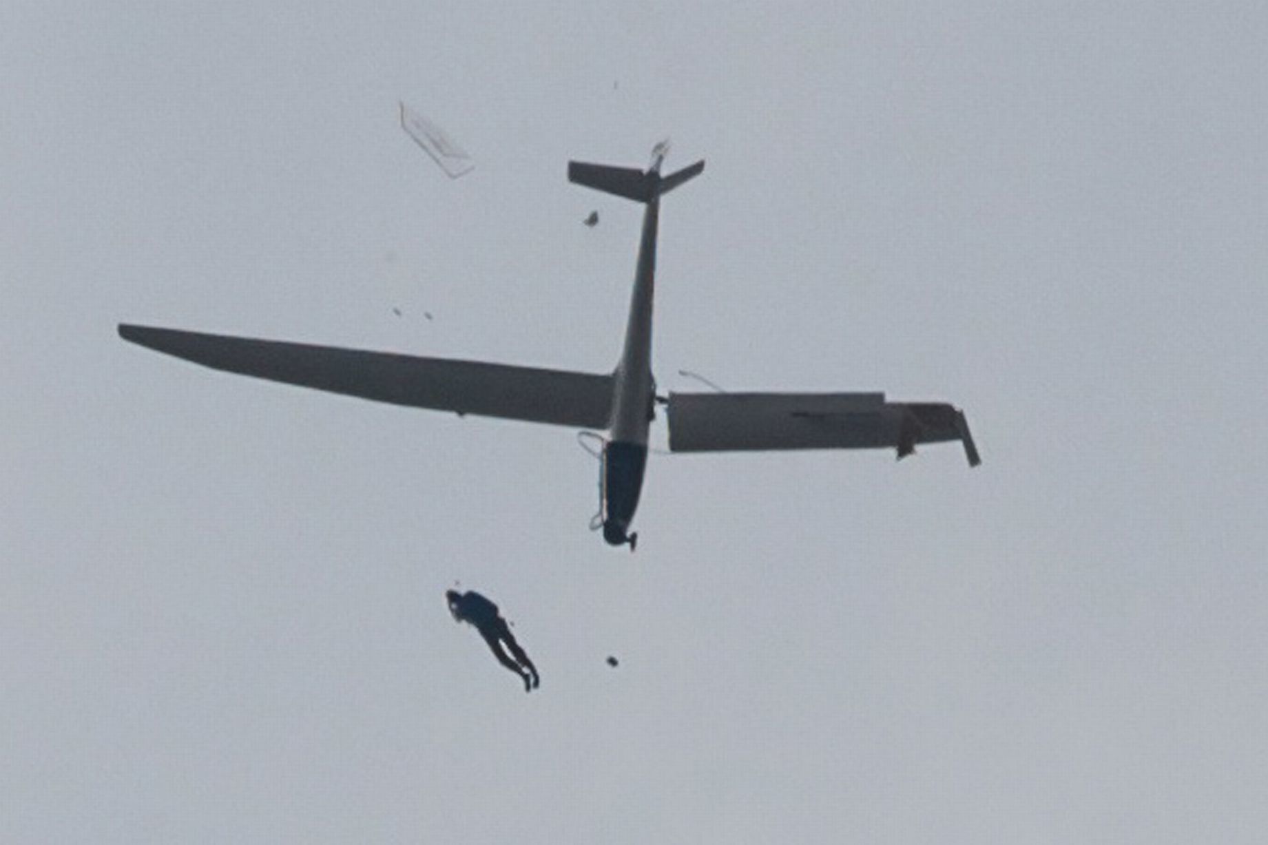 Απίστευτες φωτογραφίες από τη σύγκρουση και πτώση ανεμόπτερου