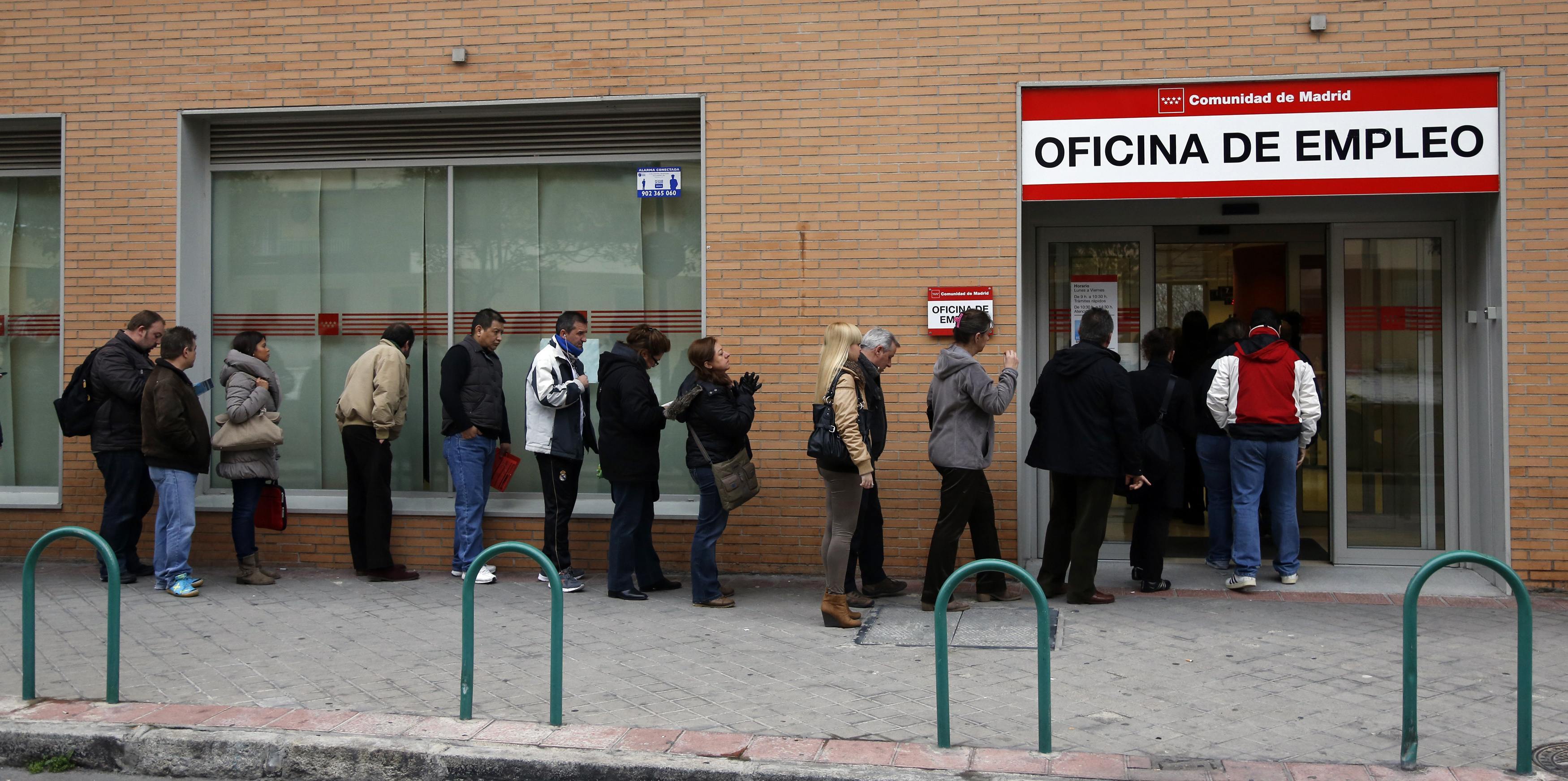 Ο ΟΟΣΑ βάζει χέρι στην Ισπανία: Μειώστε τις αποζημιώσεις, όταν απολύετε!