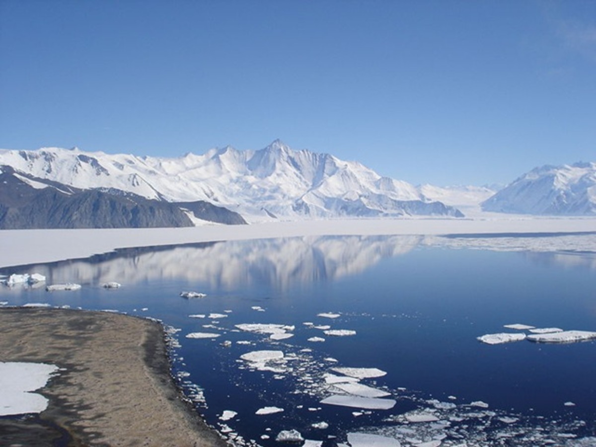 Επιταχύνεται ο ρυθμός με τον οποίο λιώνουν οι πάγοι στην Ανταρκτική, σύμφωνα με έρευνες