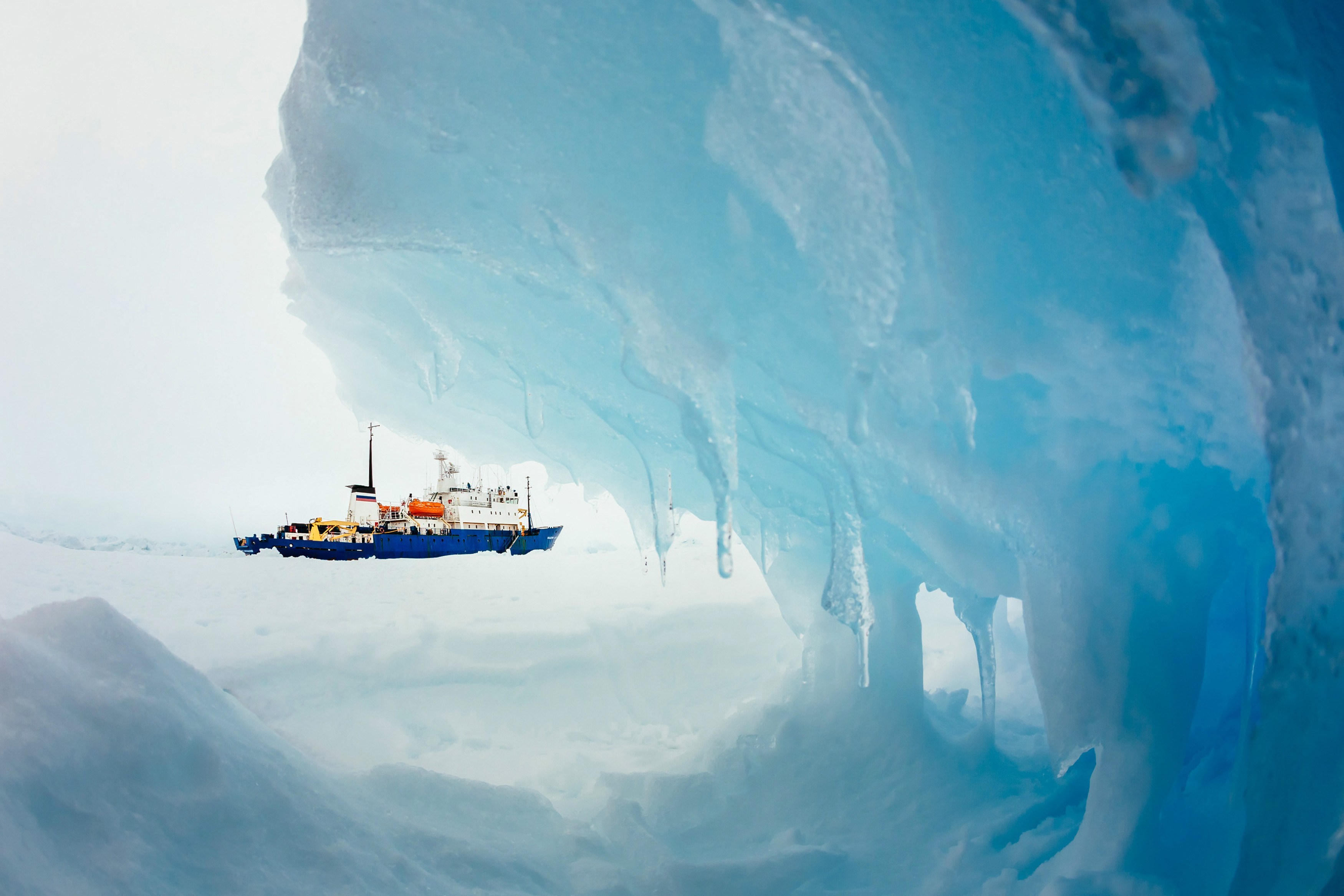 Θρίλερ χωρίς τέλος στην Ανταρκτική! «Κολλημένο» στους πάγους το ρωσικό πλοίο