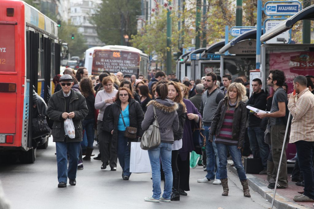 Σε ποιές γραμμές από σήμερα η είσοδος στα λεωφορεία θα γίνεται μόνο από τη μπροστινή πόρτα