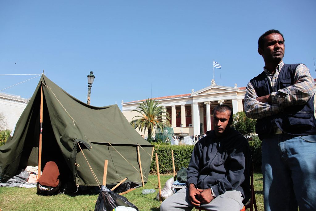 Οι Ιρανοί πρόσφυγες στην απεργεία πείνας μπροστά στα Προπύλαια ΦΩΤΟ EUROKINISSI