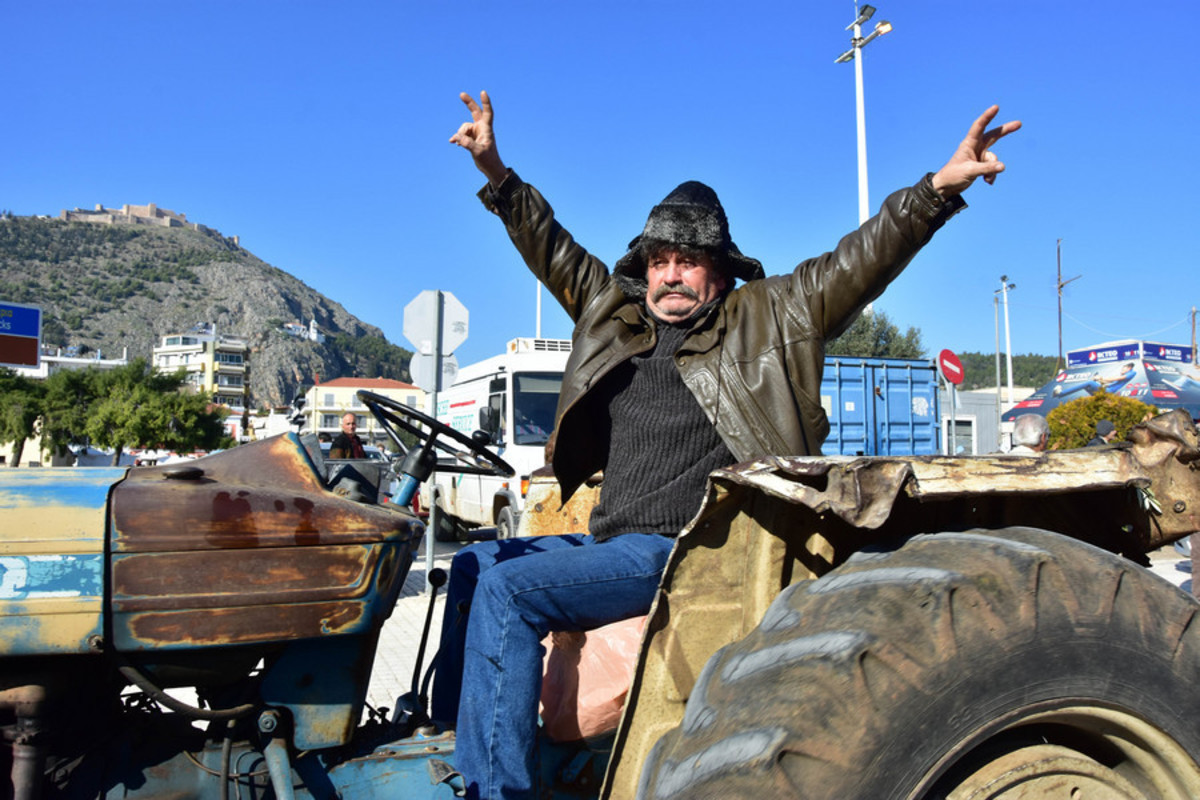 Αγρότης πάνω στο τρακτέρ του στο Άργος - ΦΩΤΟ ΑΠΕ-ΜΠΕ