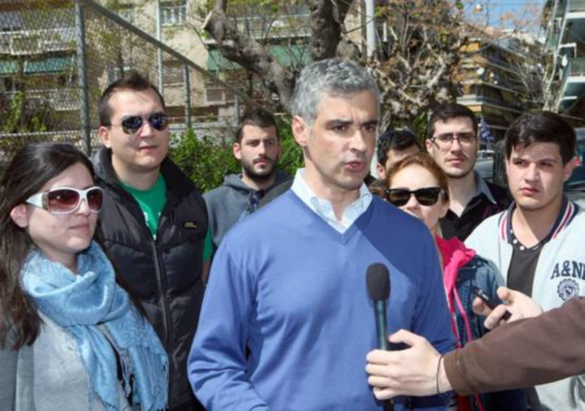 Ο Α. Σπηλιωτόπουλος καθάρισε γήπεδο μπάσκετ μαζί με εθελοντές
