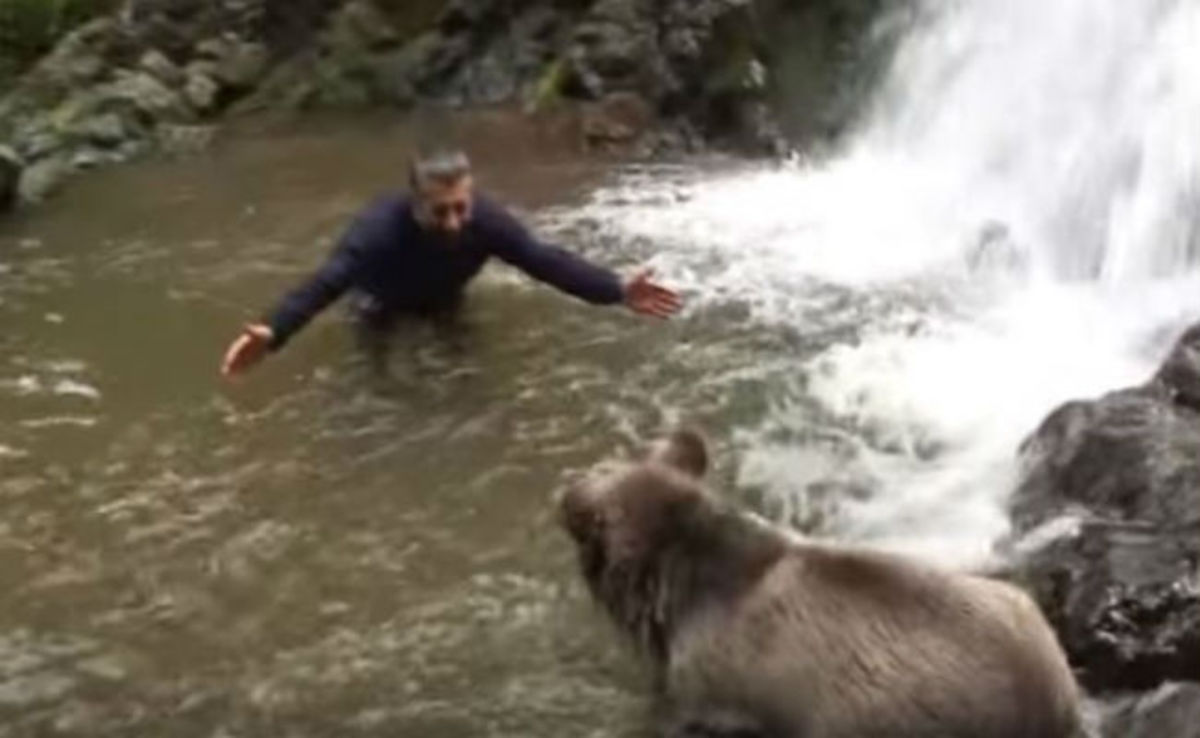 Ο πιο γενναίος άνδρας – Εμφανίστηκε μπροστά του η αρκούδα και έτρεξε να την αγκαλιάσει!