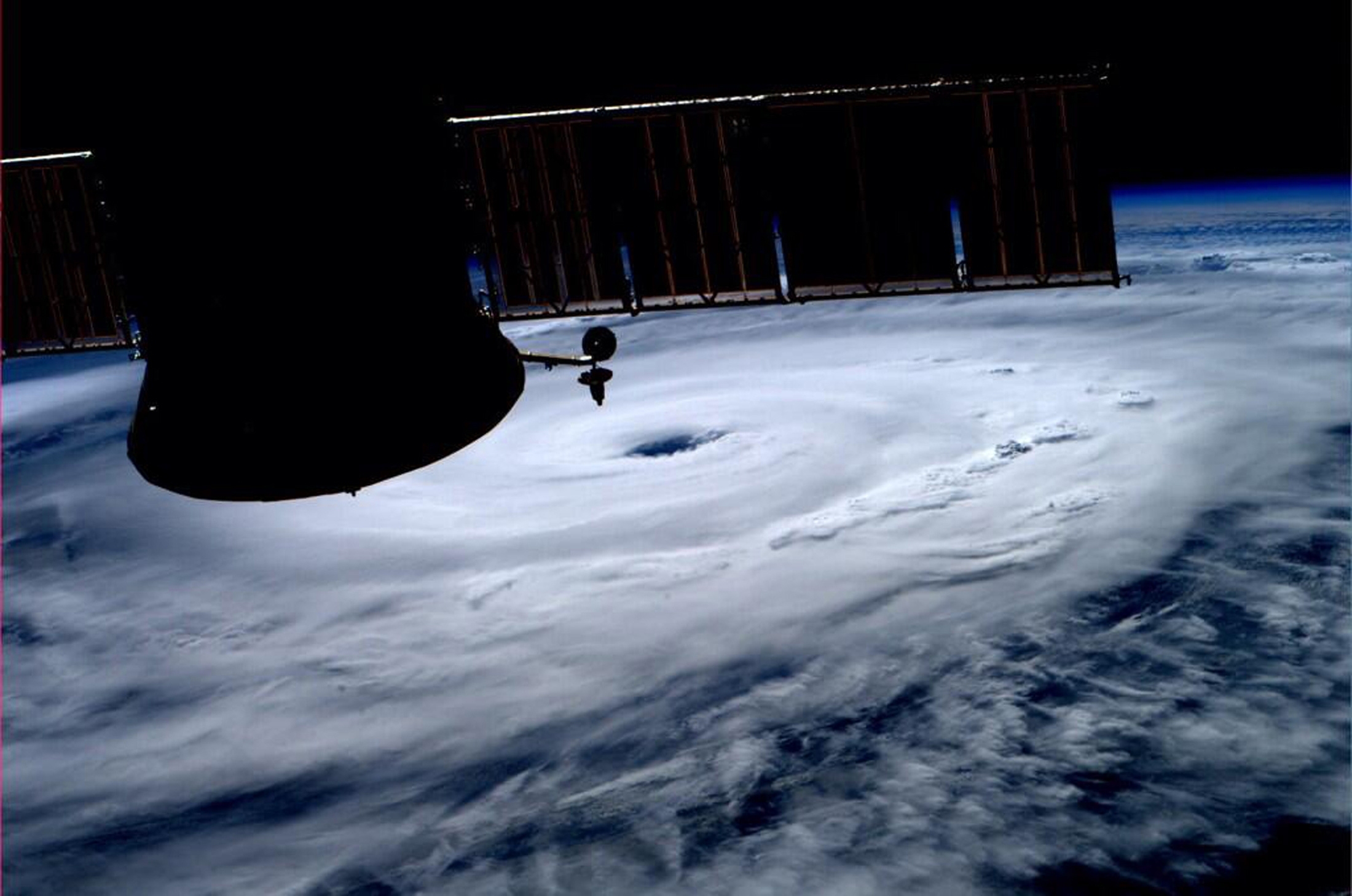 Φωτογραφία από το διάστημα δείχνει το μάτι του κυκλώμα πάνω από τη Βόρεια Καρολίνα