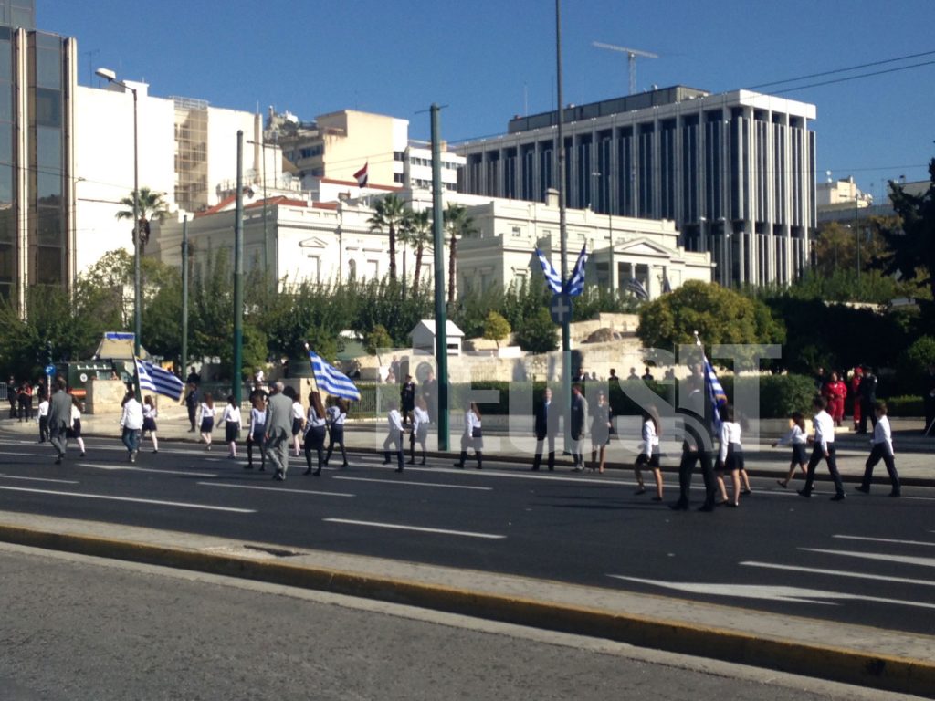 Μαθητική παρέλαση χωρίς… μαθητές! Μόνο σημαιοφόροι και παραστάτες παρέλασαν στην Αθήνα! (ΦΩΤΟ)