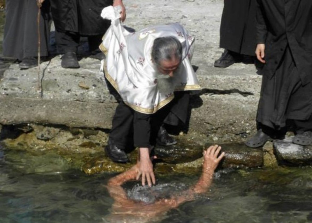Σπάνιες φωτογραφίες!  Βάπτιση στη θάλασσα του Αγίου Όρους