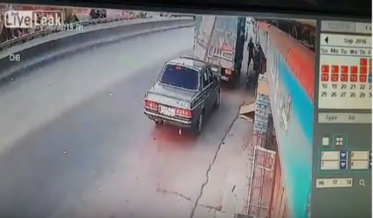 Σοκαριστικό βίντεο: Το αυτοκίνητο του έγινε «φυσαρμόνικα» όταν ήρθε ένα άλλο φορτηγό από πίσω