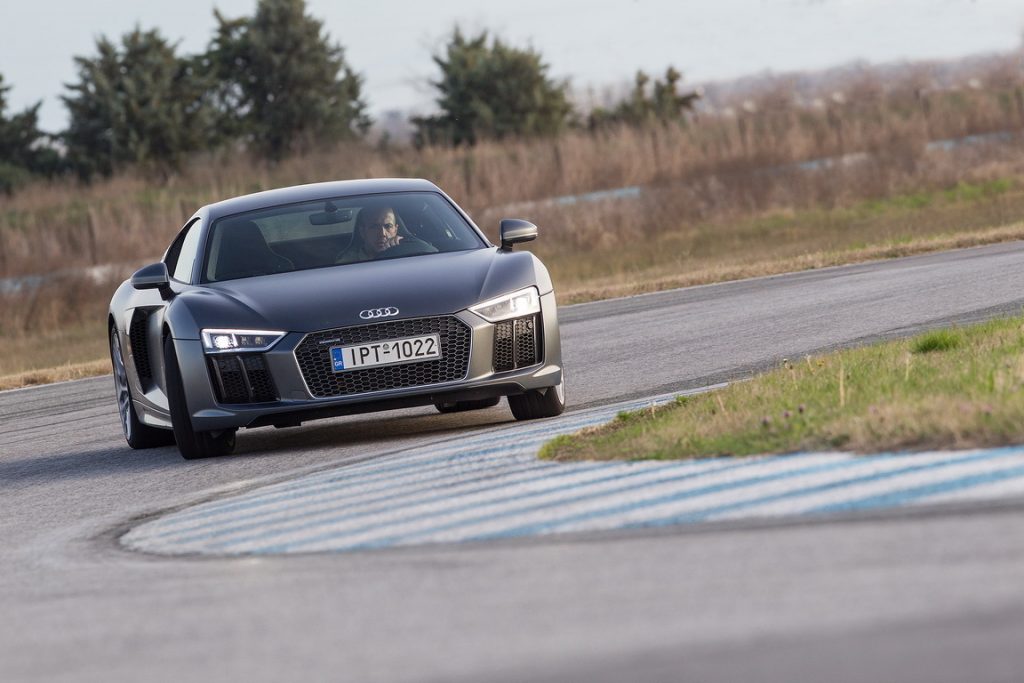 Βάζουμε φωτιά στην πίστα των Σερρών με το Audi R8 V10 και τα 540 άλογα (VIDEO)