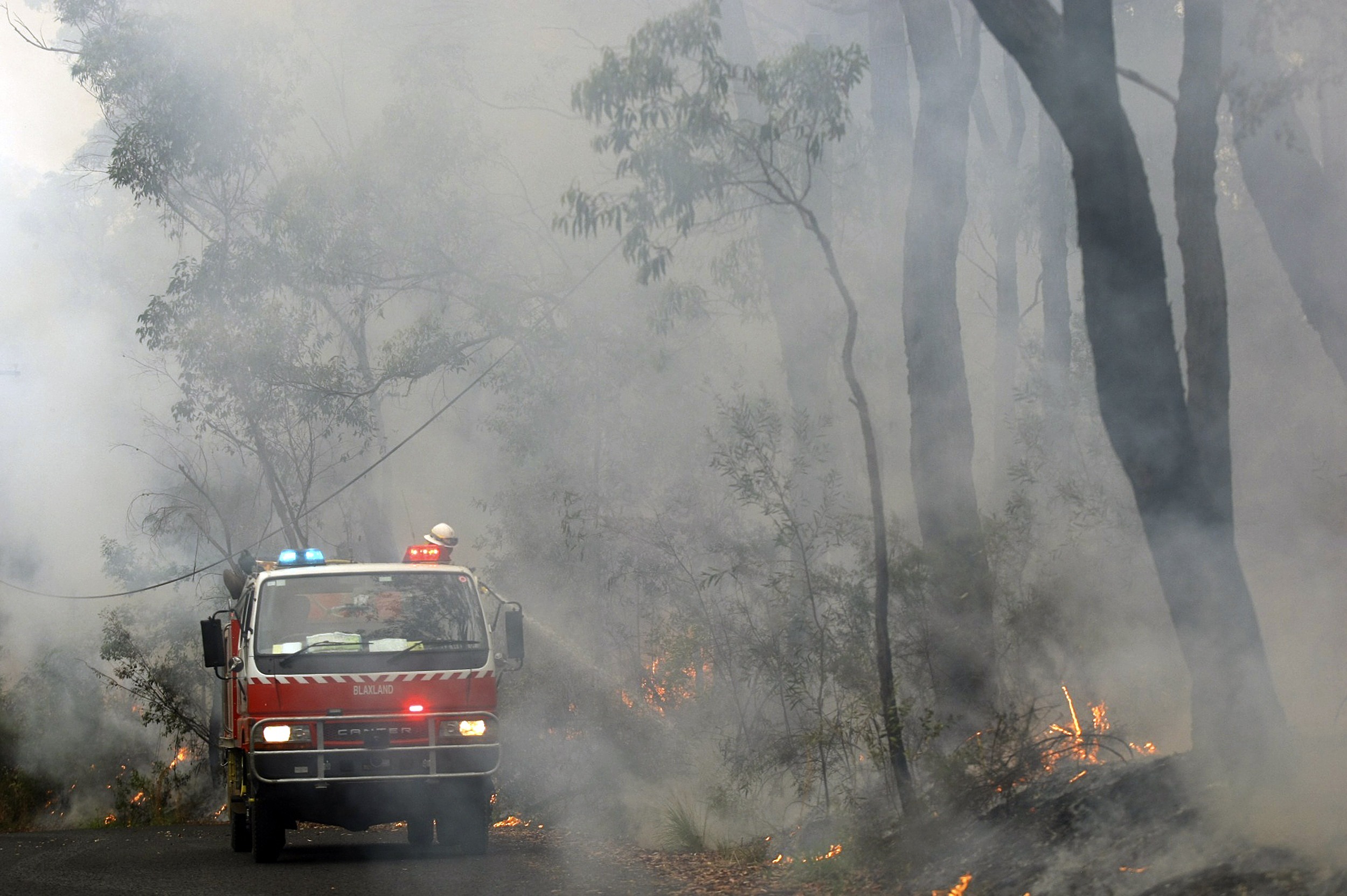 Χιλιάδες Αυστραλοί εγκαταλείπουν τα σπίτια τους – Ισχυροί άνεμοι αναζωπυρώνουν τις πυρκαγιές