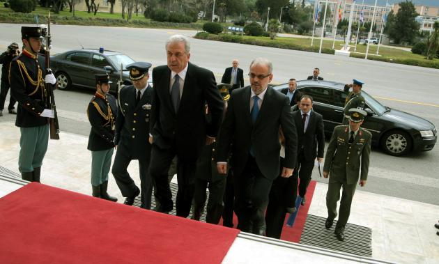 Χωρίς άγημα και εθνικό ύμνο υποδέχτηκε ο Αβραμόπουλος τον Σκοπιανό υπουργό Άμυνας