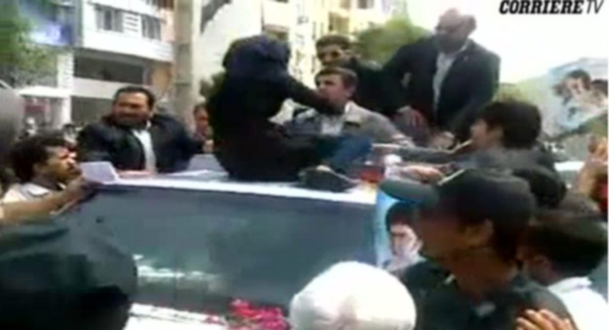 Συγκλονιστικό βίντεο: Γυναίκα αρπάζει τον Αχμαντινεζάντ και του φωνάζει: “πεινάμε”