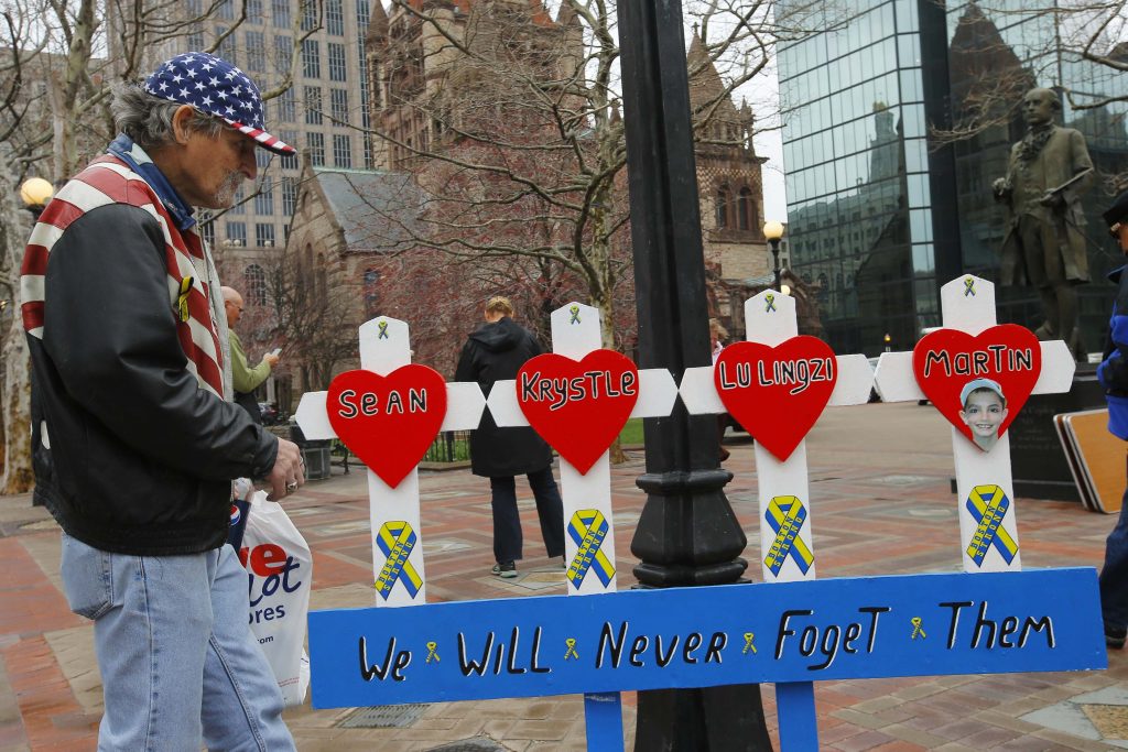 “Δεν θα τους ξεχάσουμε ποτέ” – Τιμούν τα θύματα του Μαραθωνίου της Βοστόνης (ΦΩΤΟ)