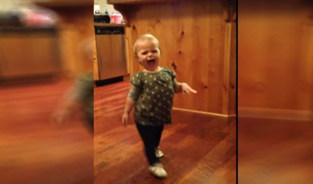 Ξεκαρδιστικό βίντεο: H μικρούλα μιμείται πως περπατά η μητέρα της που είναι έγκυος!