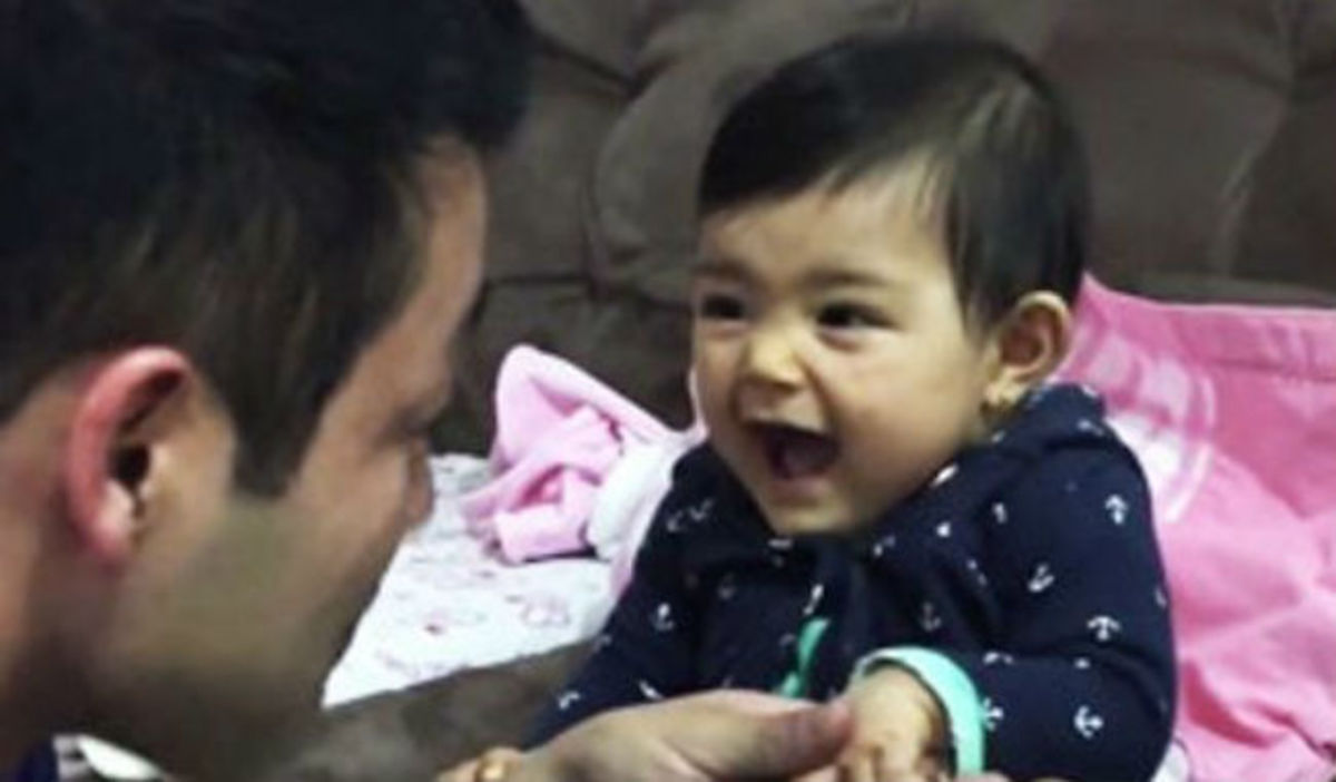 Ξεκαρδιστικό βίντεο: O μπαμπάς προσπαθεί να κόψει τα νύχια της κόρης του και εκείνη τον τρομάζει!