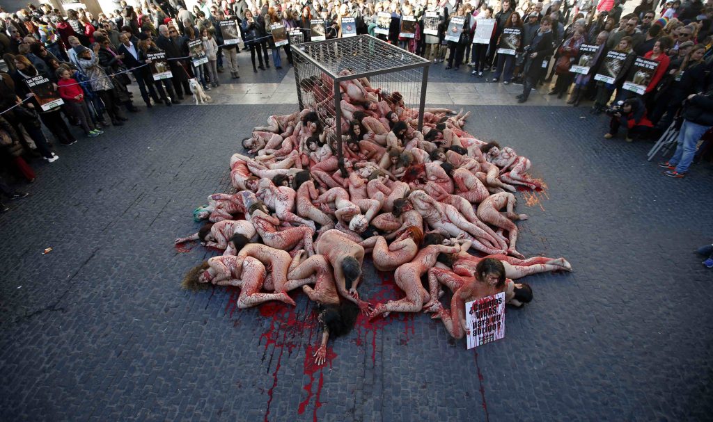 Γυμνή διαμαρτυρία στη Βαρκελώνη (ΦΩΤΟ)