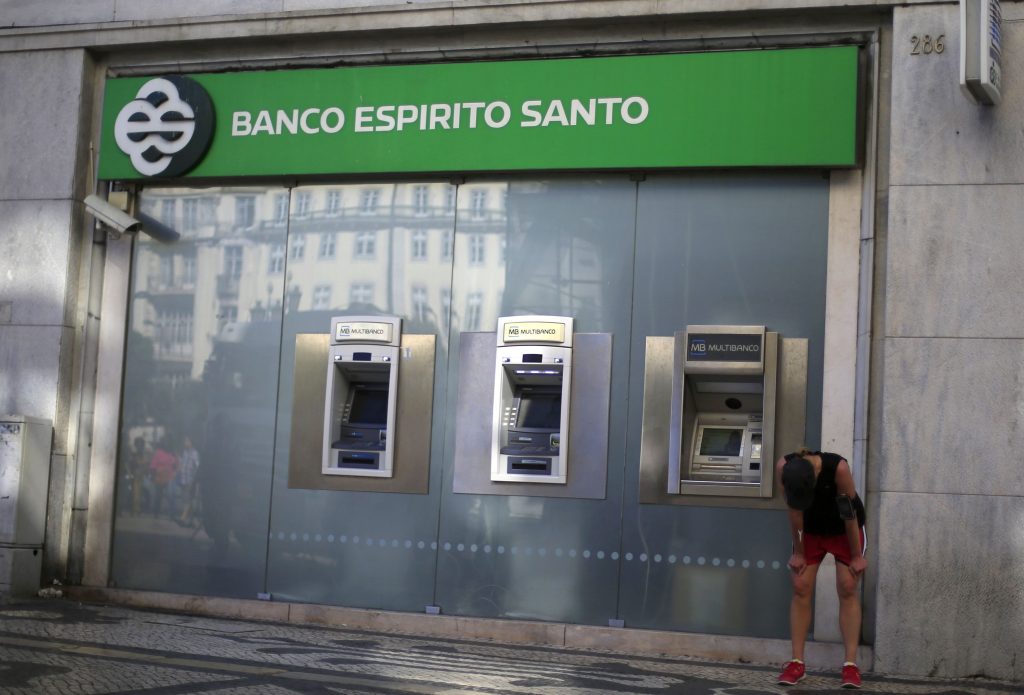 Χειροπέδες στον πρώην επικεφαλής της Banco Espirito Santo