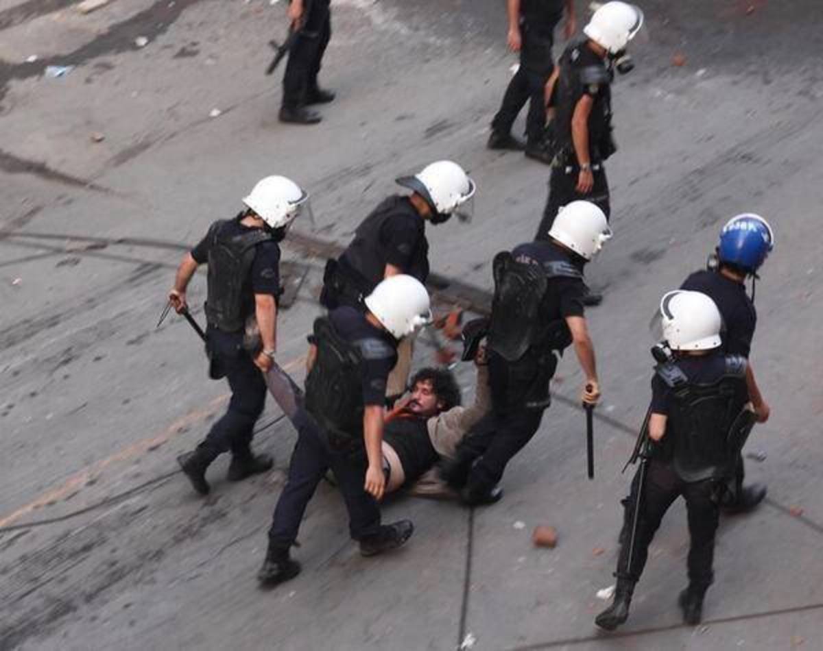Αστυνομικοί χτυπούν Τούρκο δημοσιογράφο και τον… συλλαμβάνουν χειροπόδαρα! (VIDEO)
